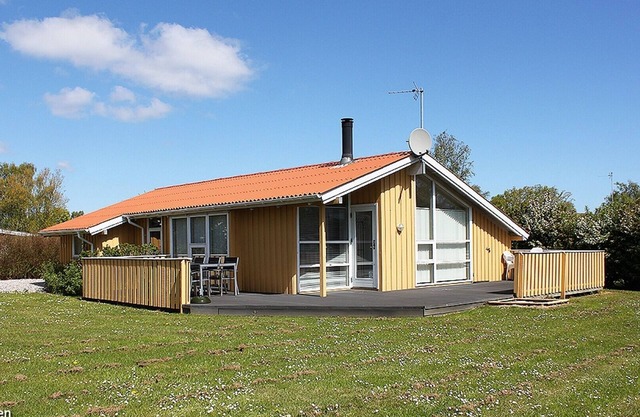 Neat wooden house on lawn, with whirlpool, sauna, oven and wifi