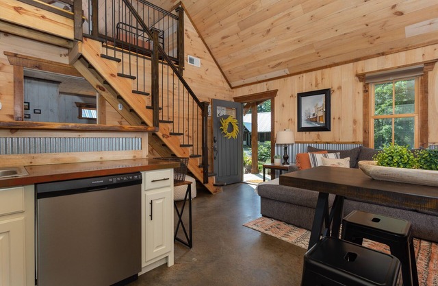 Nelly There-Cozy Mountain Cabin-HOT TUB
