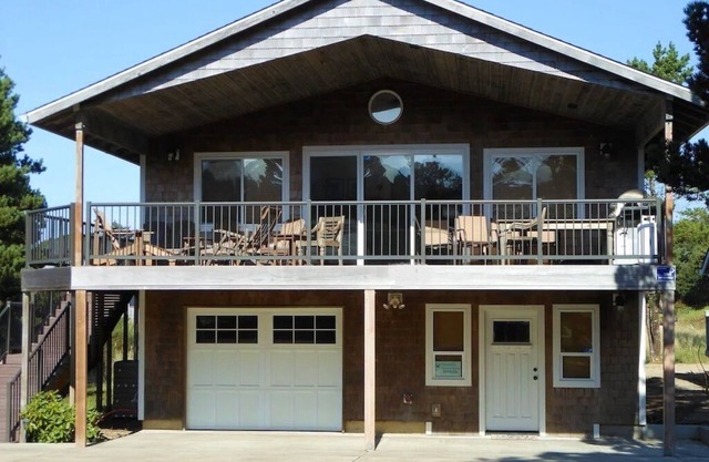 Neskowin Village Beach House 2 Blocks to Beach Access- Pet Friendly-Fire Pit