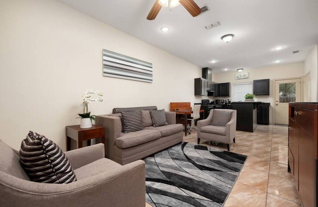 Nest at Hummingbird 3 w King bed free parking Patio