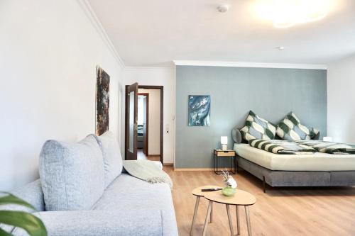 NEU I 2 Schlafzimmer für bis zu 8 Gäste mit schönem Balkon und privatem Stellplatz unmittelbar an der Mosel