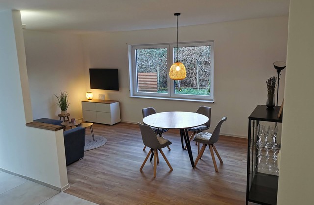 Neue Ferienwohnung im Herzen Schweichs - mit Großem Garten und Ruhiger Terrasse