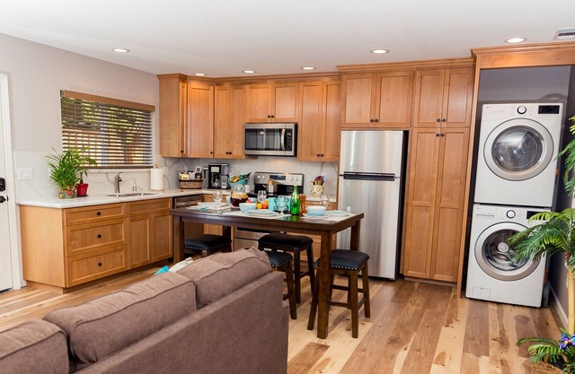 NEW 1 BEDROOM PRIVATE EXECUTIVE APARTMENT / DUPLEX NEAR LIGHT RAIL, RESTAURANTS