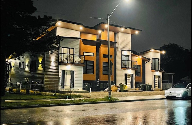 New 10-18ft Ceilings Townhome-3 bed with 3 Ensuite Baths