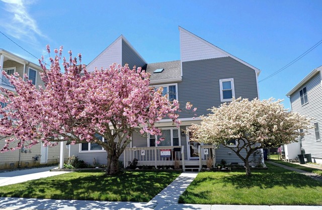 NEW 1st floor Guest House only a few hundred yards to beach. Deck. Patio. BBQ