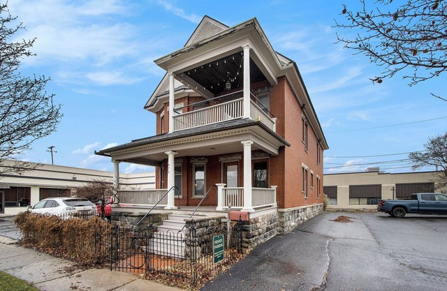 NEW 1st Floor Victorian Flat in Downtown Kalamazoo