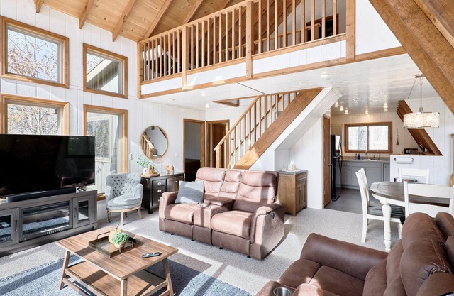 NEW! 2/1.5 Chalet, Outdoor Oasis tucked away on Turrach lake