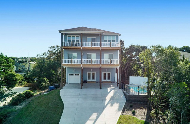 New 2025 4 BR Luxury Home w/Pool, Elevator, Gourmet Kitchen & Ocean-Sound Views