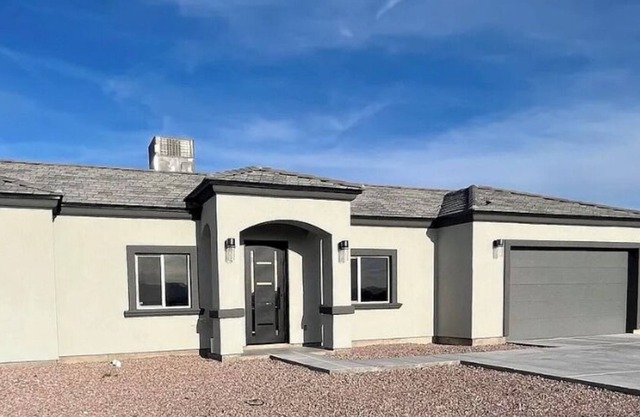 NEW 3/2 WITH BEAUTIFUL SUNSETS, MOUNTAIN VIEWS, AND ALL YOU NEED TO RELAX!