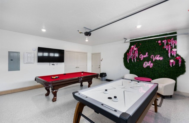 NEW- 3bd, 2.5 bath w/Game room lounge, Hot tub, pool, fire pit, and more