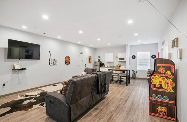 New 4bd 2ba Suite Games 8 min to DT East Nash