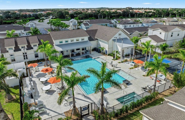 New 5 Star home with Heated Pool/BBQ/minutes HCA Hospital/Cleveland clinic.