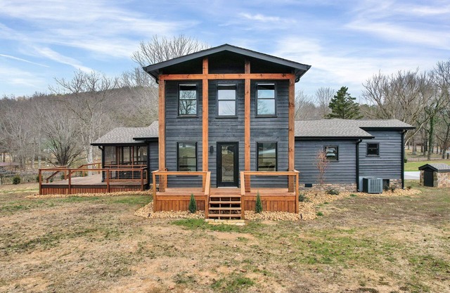 NEW 6 Bedrooms - Two houses and a pavillion on Chickamauga Lake with new dockn