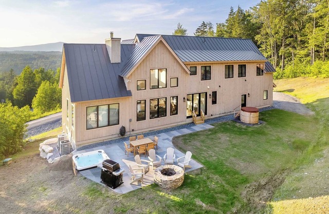 New 6-BR Luxury Home 6 Min from Stratton w/hot tub