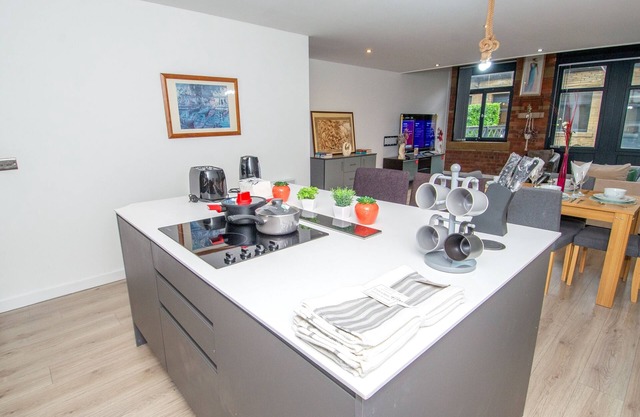 New Apartment - Sleeps 4 - Parking - City Centre