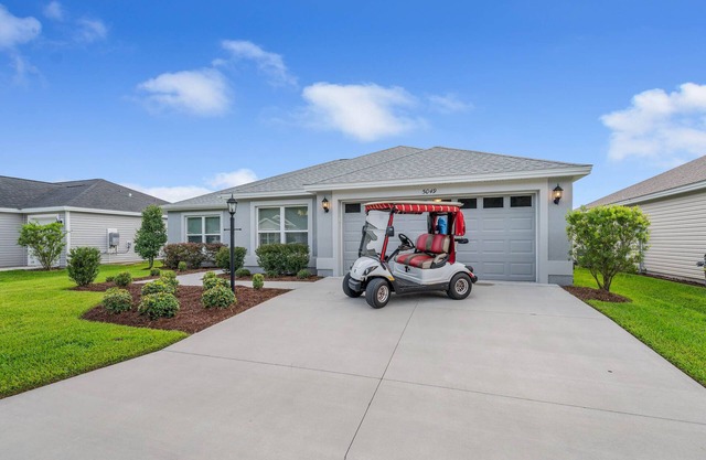 NEW AREA OF THE VILLAGES GOLF CART KING BED NICE AND COMFY HOME BOOK NOW