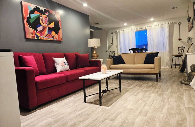 NEW ! " Autumn Nights " 2 bed spacious retro flow with fire place -min from DT