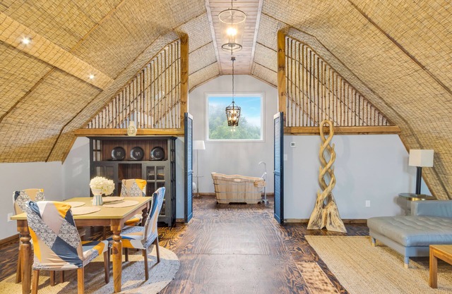 NEW! Barn on private petting zoo farm with Hot Tub!