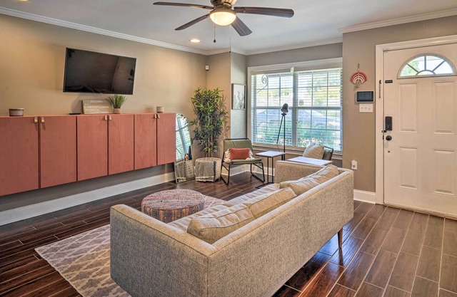 NEW! Baton Rouge Townhome Near Shopping + Dining!