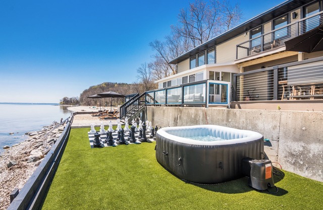 NEW! Bay Shore Retreat – Hot Tub, Games & Mins to Downtown TC! ➠ 7345