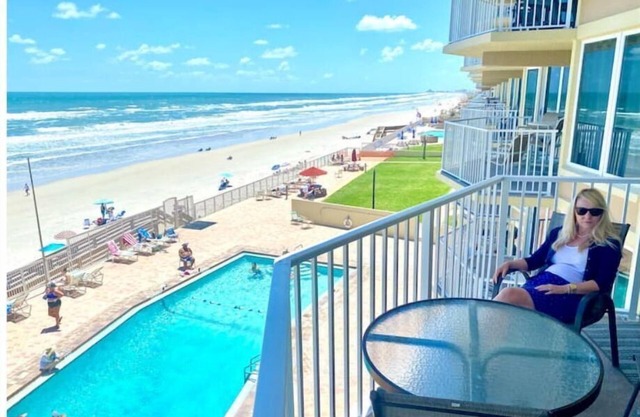 New.Beach Beauty. 2 bedroom.2 bathrooms.The Shores Club. Pool and Beach access.