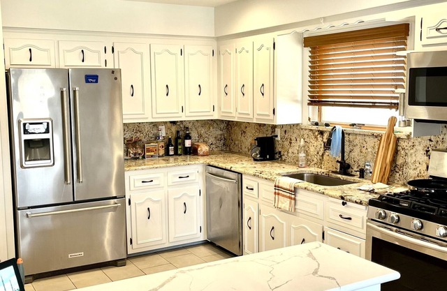 New Beachside Apartment - 2min walk to the Boardwalk and Surfing Beach!