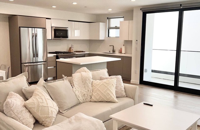 *New* Beautiful Beverly Hills Condo w/parking