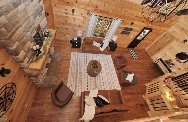"New" Beautiful Cabin/Lodge-CHECKOUT 8 PM ON SUNDAYS! SLEEPS 14- Logan, OH