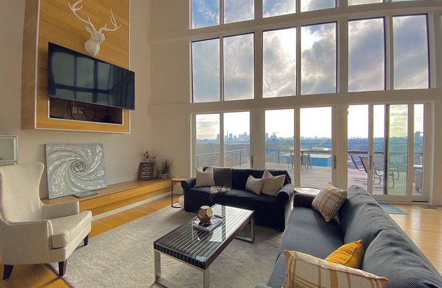 NEW - BEST SKYLINE Nashville MODERN Home. 5 min to DT