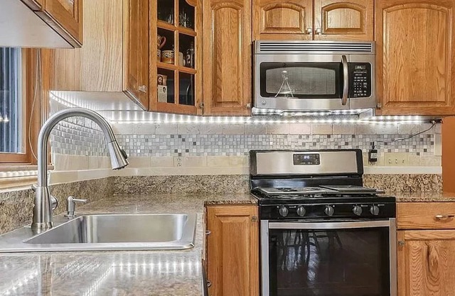 *NEW Beverly Townhouse Minutes to Salem, Beach+Train!