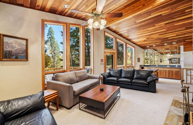 New! Birch Fairway House - On golf course - Hot tub - Garage - Family friendly