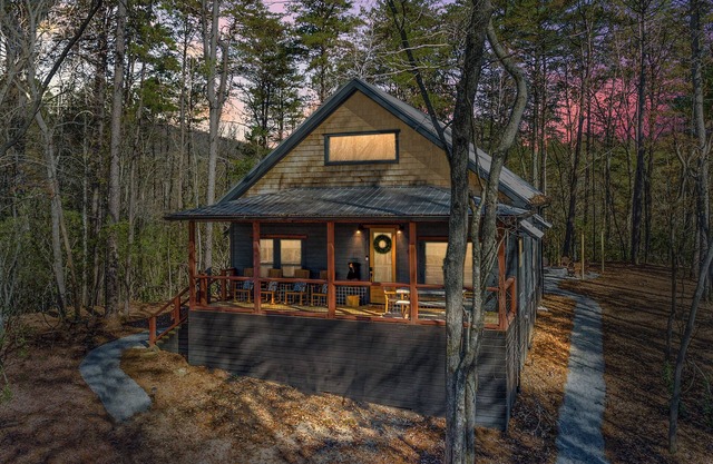NEW! Bright, Family-Friendly 4-bed cabin w/firepit, outdoor dining & games!