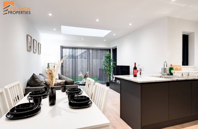 New Build Haven - Close to City Centre - Etihad Stadium - Private Drive Parking