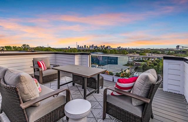 New-build with incredible rooftop deck with private hot tub, grill & views