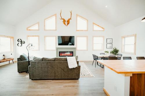 New Cabin Pet Friendly With A Game Room And King Beds