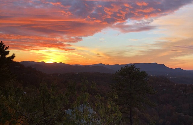NEW Cabin, stunning sunset views, near Dollywood, Pigeon Forge and Gatlinburg