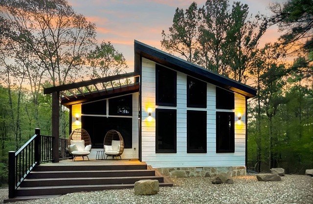 New Cabin w Hot Tub, Covered Deck, Fire Pit & Games - Morning Primrose