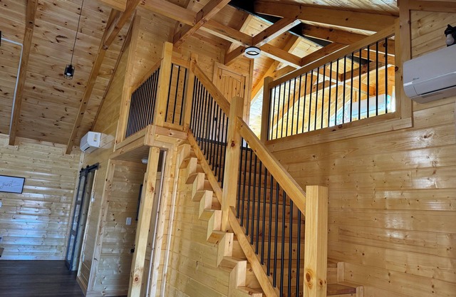 NEW Charming 3-bedroom cabin with WiFi, Hot Tub & ATV trailer parking in RRG