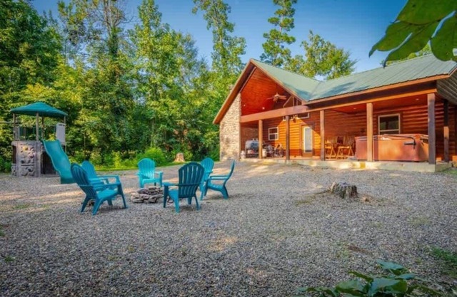 New! Charming Cabin! Spa-Firepit-Arcade Sleeps 6!