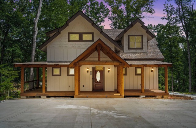 NEW Charming family friendly 3-bedroom cabin on serene Lake Keowee with Dock