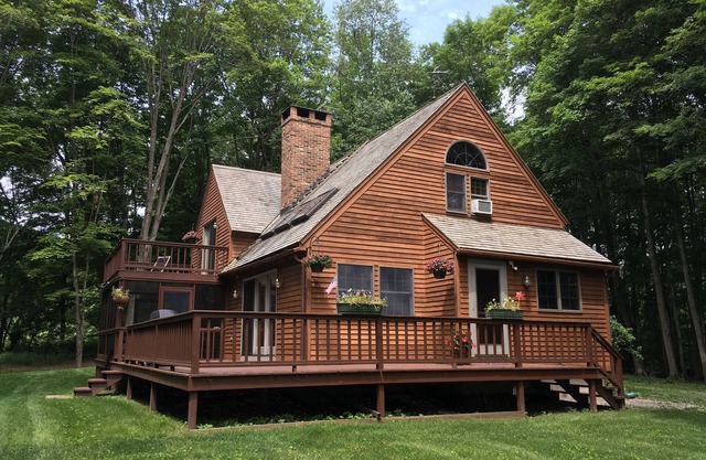 NEW! Clean & Cozy Hillsdale Cabin, minutes to Catamount, Tanglewood