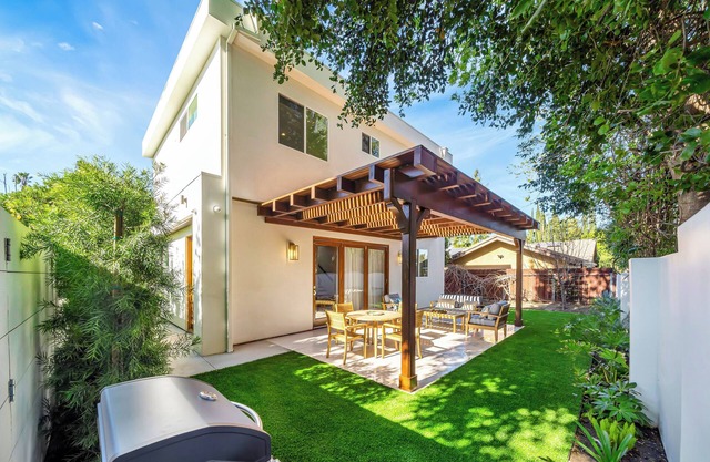 New Construction Modern Luxury Home W/Parking!