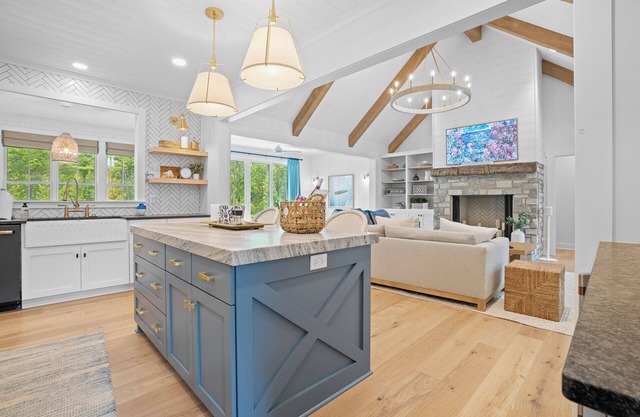 New Construction w/Hot tub - Luxury home in Sister Bay- Great for Groups!