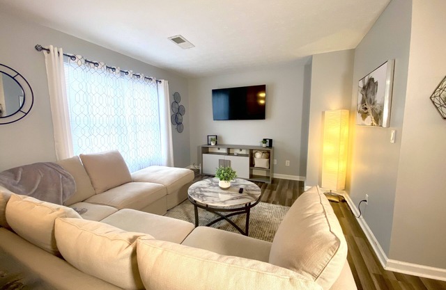NEW Contemporary Home 7 mins to Airport-Renovated