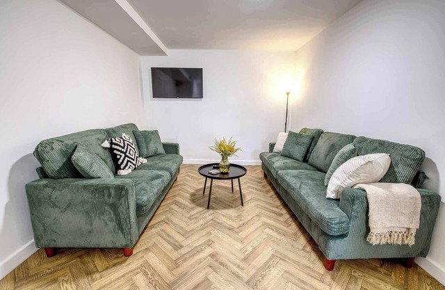 NEW Contractor 5-Bed 3-Bath Central Redcar