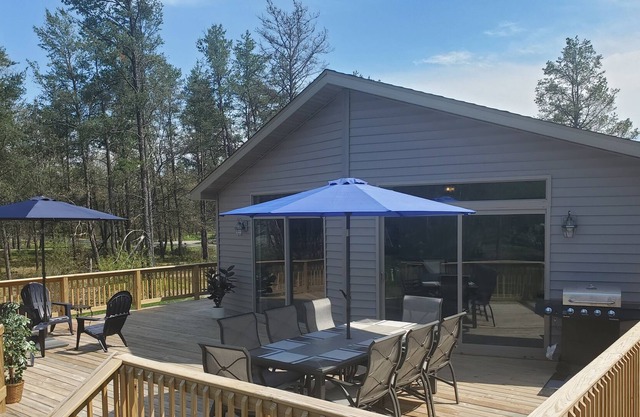 New Cottage, Fall Rates, Outdoor Wood Burning Fire Pit, Sand Valley 5 mins away!