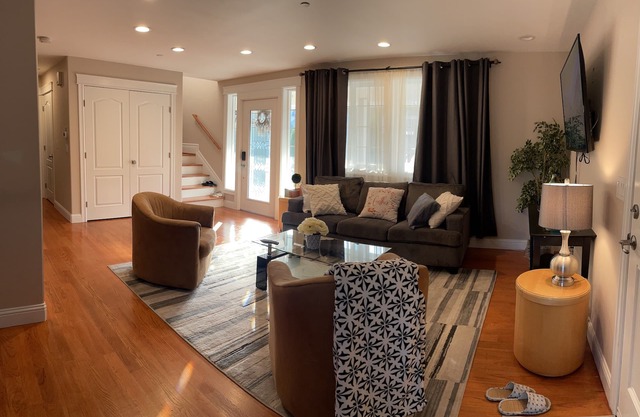 New cozy 5BR vacation home with AC near Airport & downtown Seattle