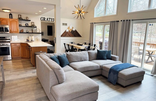 NEW Cozy Cove 3 BR Pocono Chalet Sleeps 10