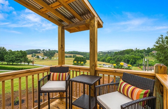 NEW! Cozy Loft w/King Bed Near Gatlinburg/Pigeon Forge/Knoxville
