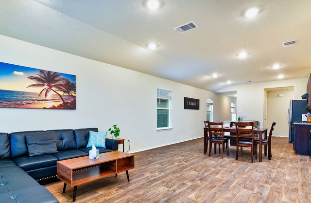 NEW! Cozy San Antonio Alamo Minutes to Sea World